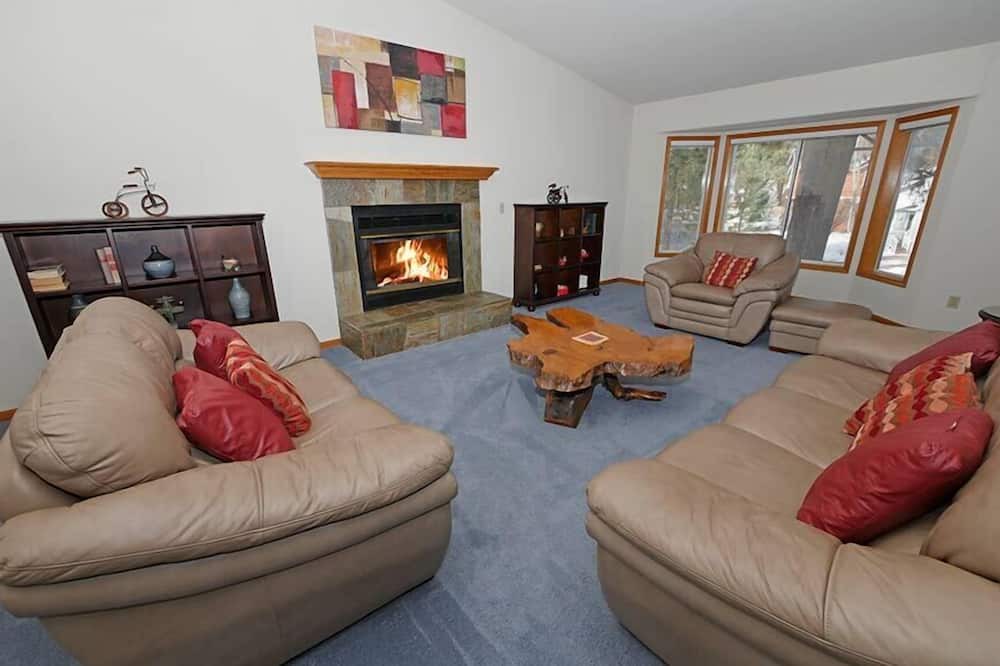 Photo of Livingroom in Highland Woods