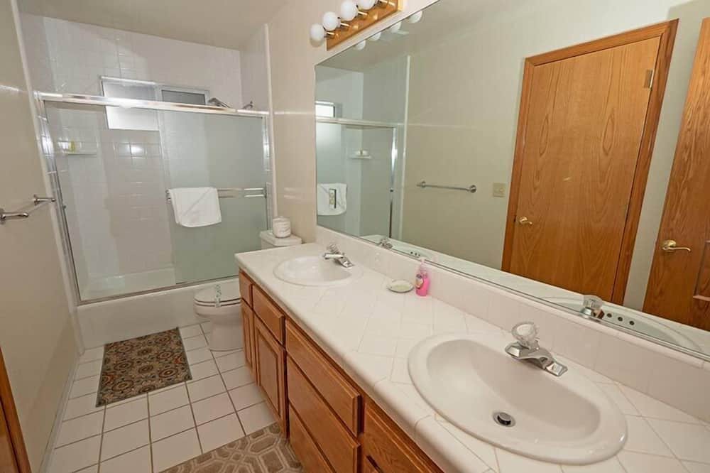 Photo of Bathroom in Highland Woods