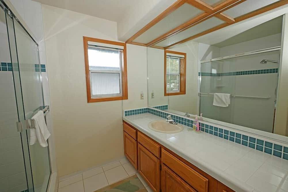 Photo of Bathroom in Highland Woods