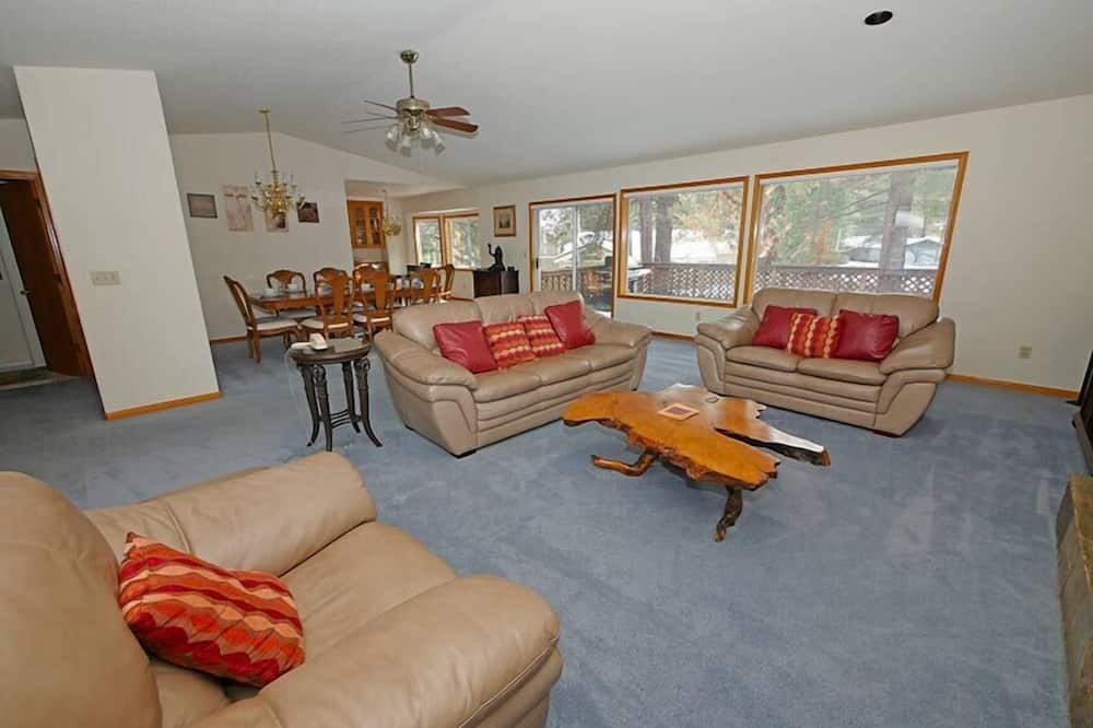 Photo of Livingroom in Highland Woods