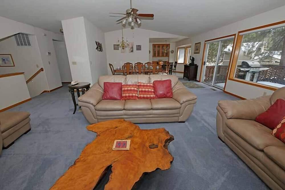 Photo of Livingroom in Highland Woods