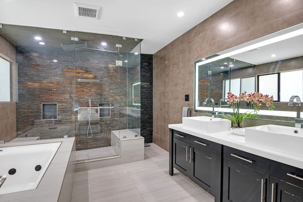 Photo of Bathroom in Greater Wilshire - Hancock Park