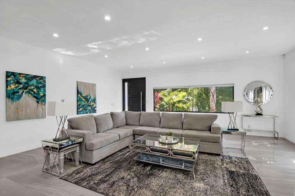Photo of Livingroom in Greater Wilshire - Hancock Park