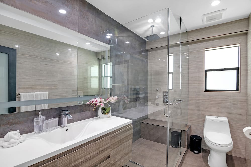 Photo of Bathroom in Greater Wilshire - Hancock Park