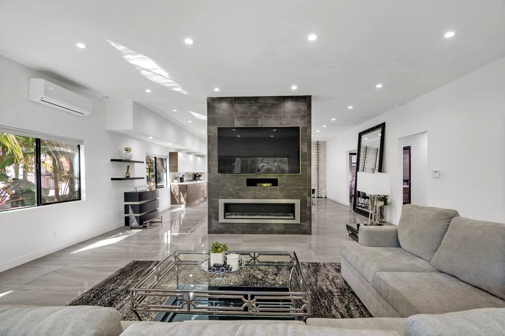 Photo of Livingroom in Greater Wilshire - Hancock Park