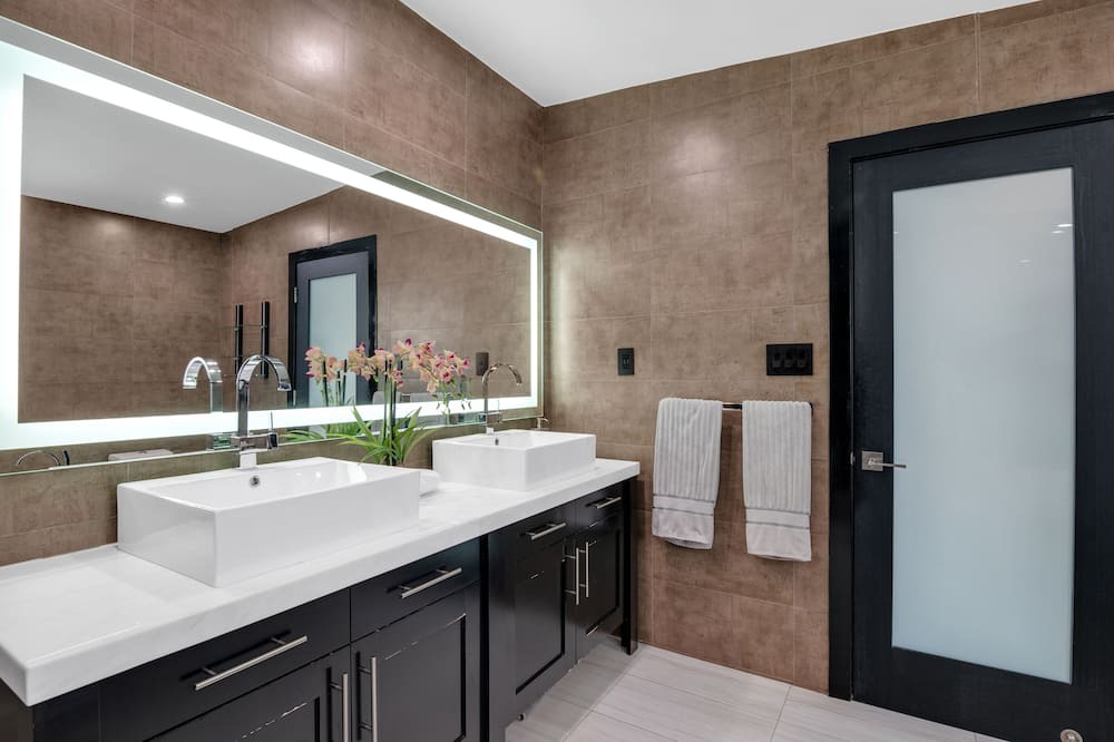 Photo of Bathroom in Greater Wilshire - Hancock Park