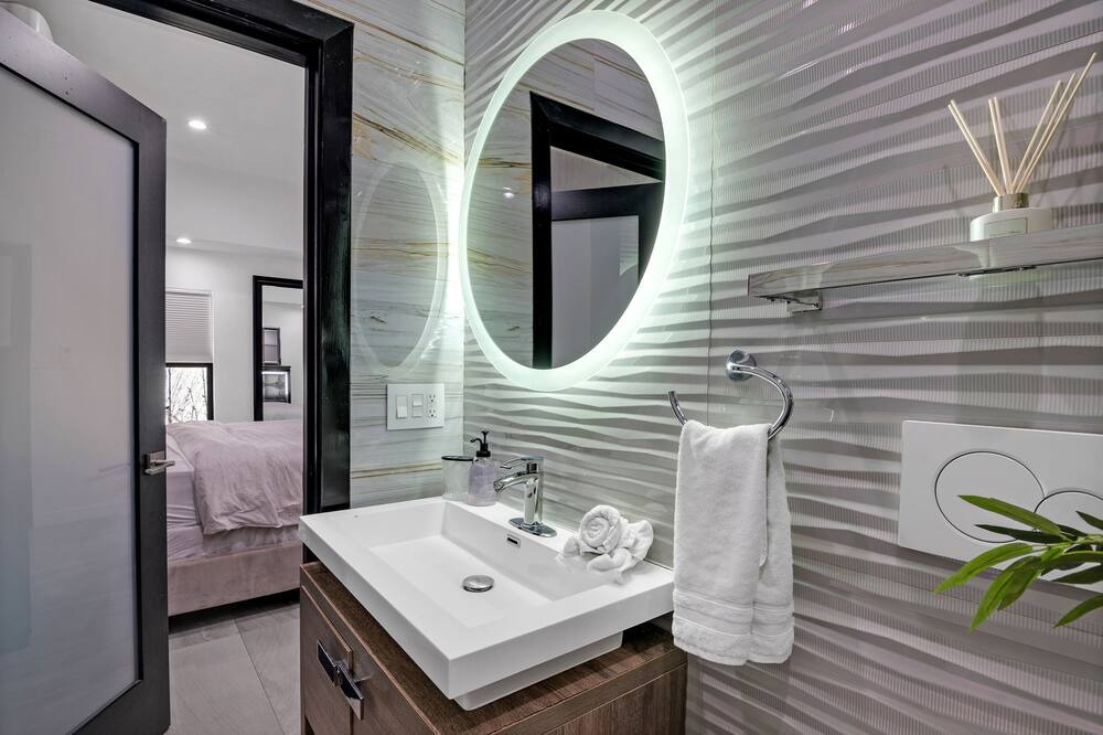 Photo of Bathroom in Greater Wilshire - Hancock Park