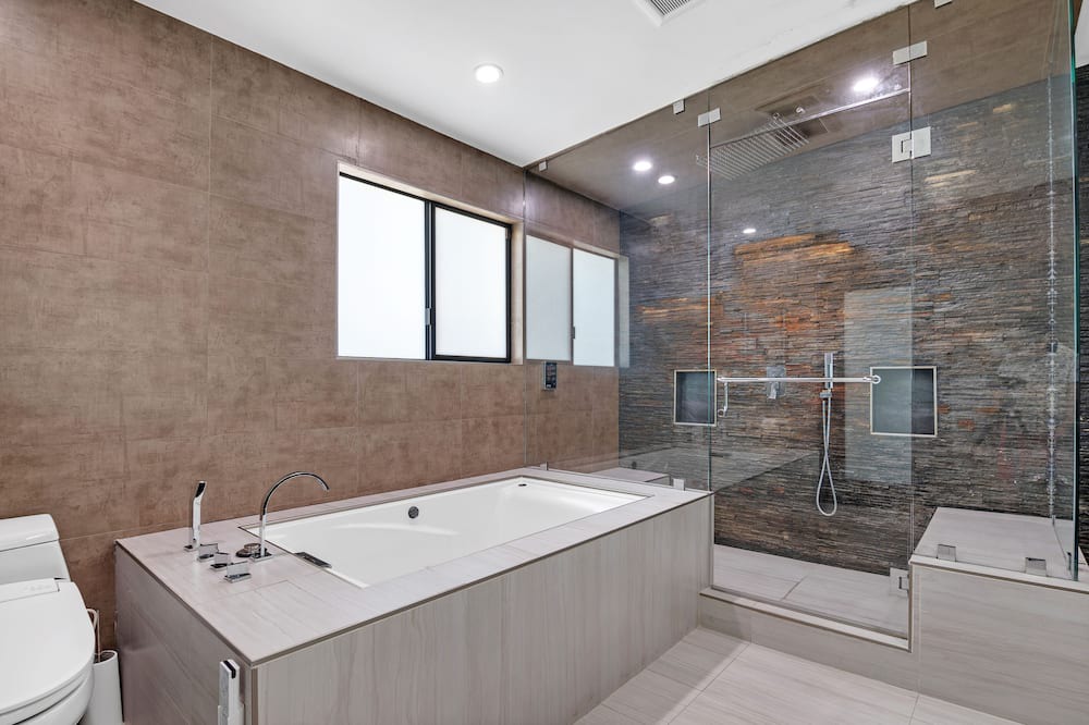 Photo of Bathroom in Greater Wilshire - Hancock Park