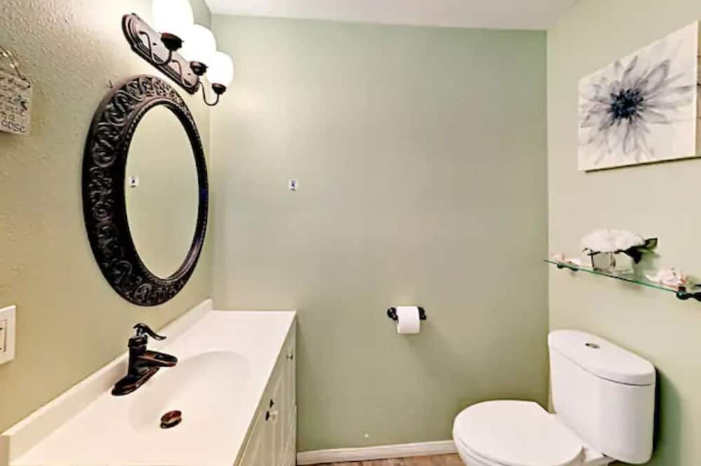 Photo of Bathroom in Bay Park