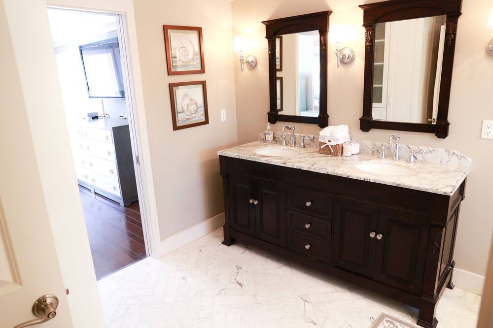 Photo of Bathroom in Peninsula