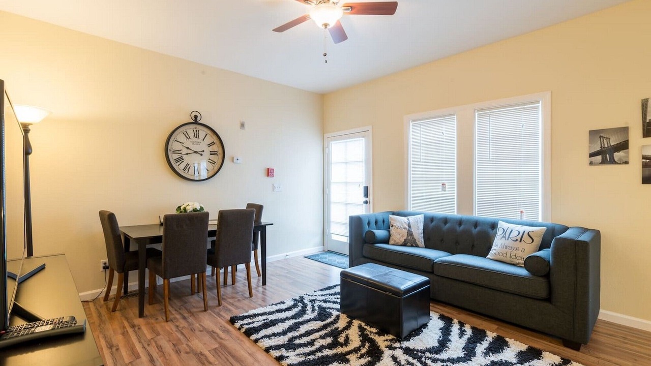Photo of Livingroom in Newhall