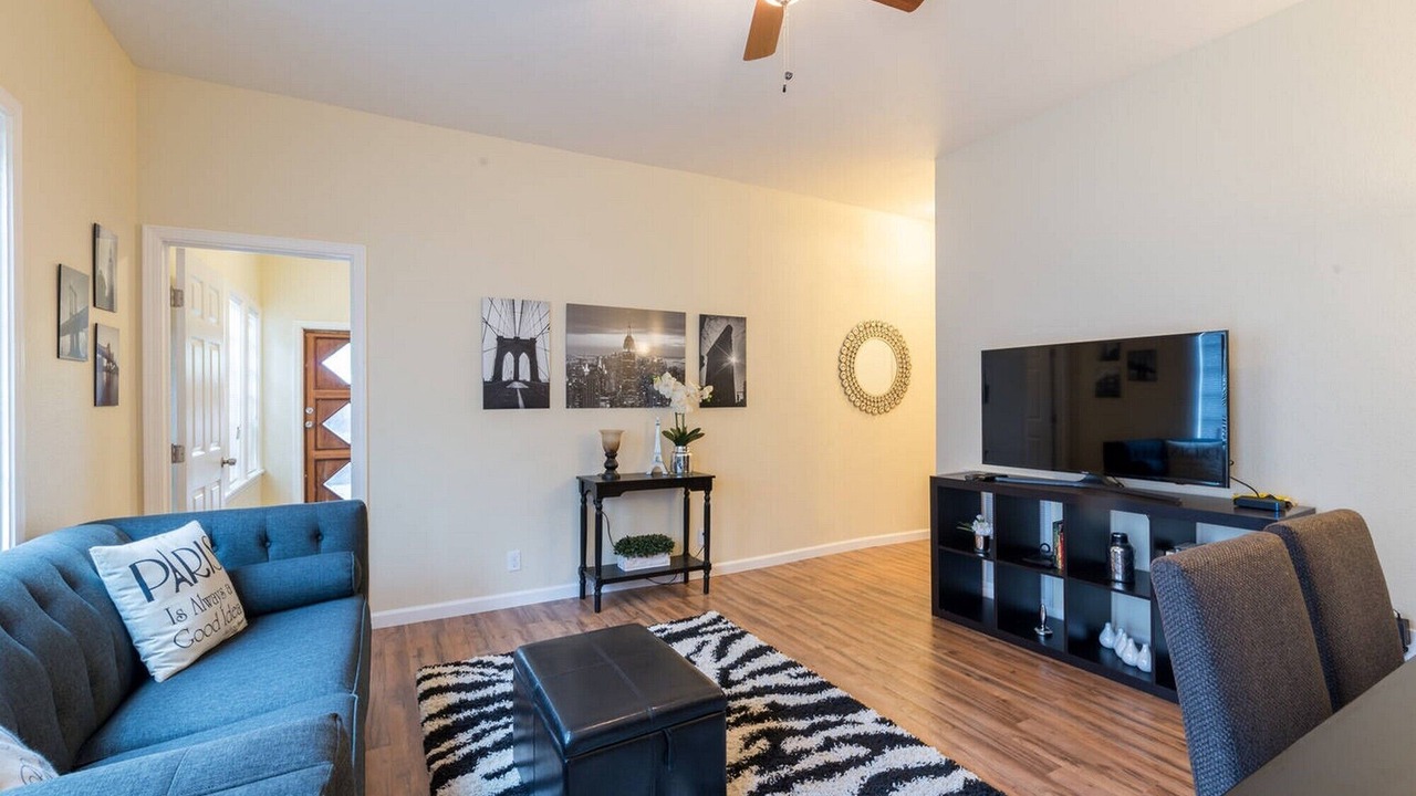 Photo of Livingroom in Newhall