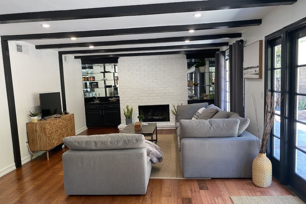 Photo of Livingroom in Calabasas