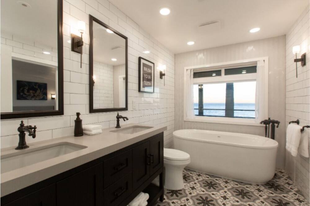 Photo of Bathroom in Pacific Palisades