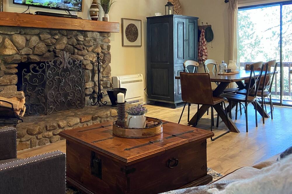 Photo of Livingroom in Idyllwild