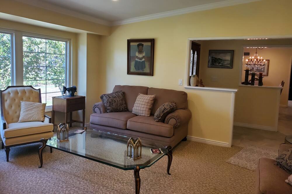 Photo of Livingroom in Fullerton