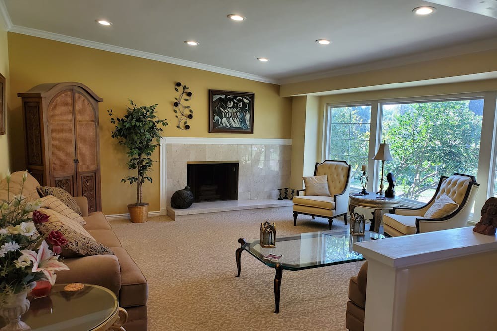 Photo of Livingroom in Fullerton