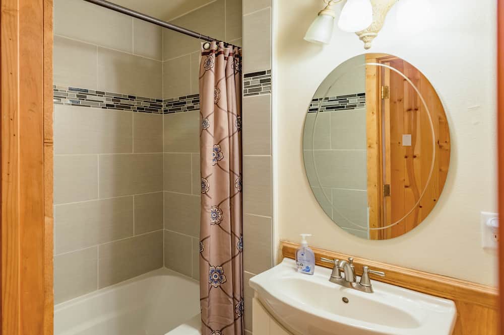 Photo of Bathroom in Summit Estates