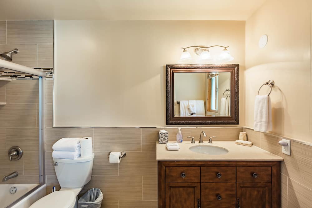 Photo of Bathroom in Summit Estates