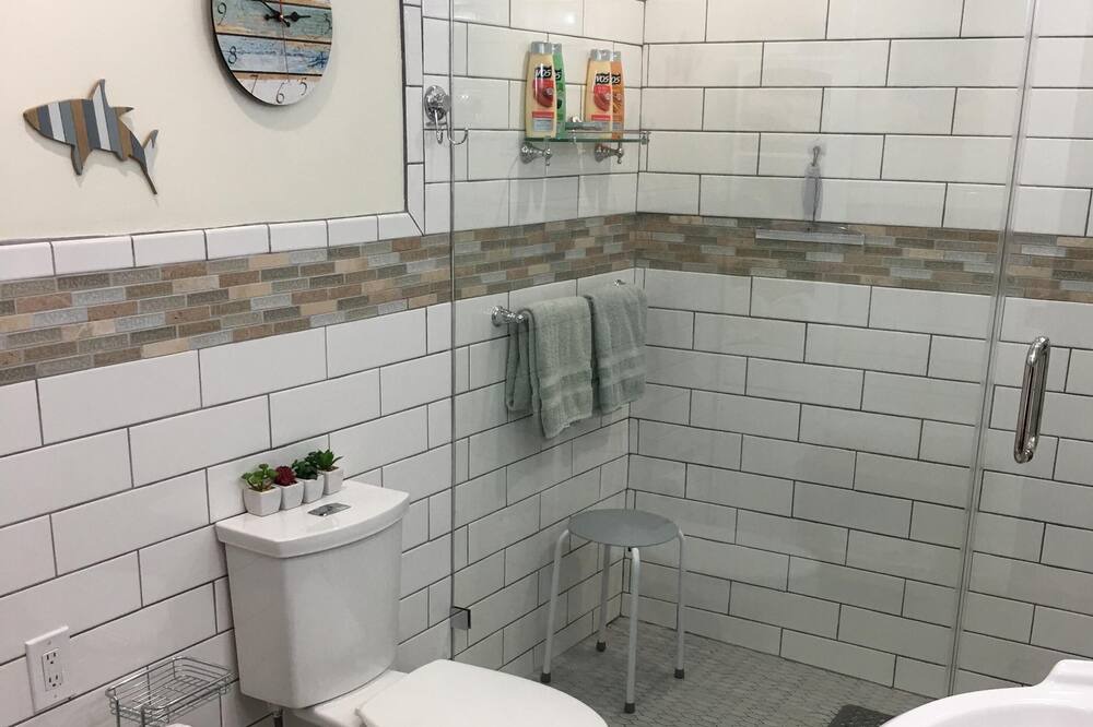 Photo of Bathroom in Santa Monica Canyon