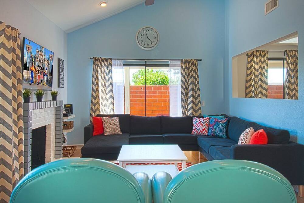 Photo of Livingroom in Anaheim Resort