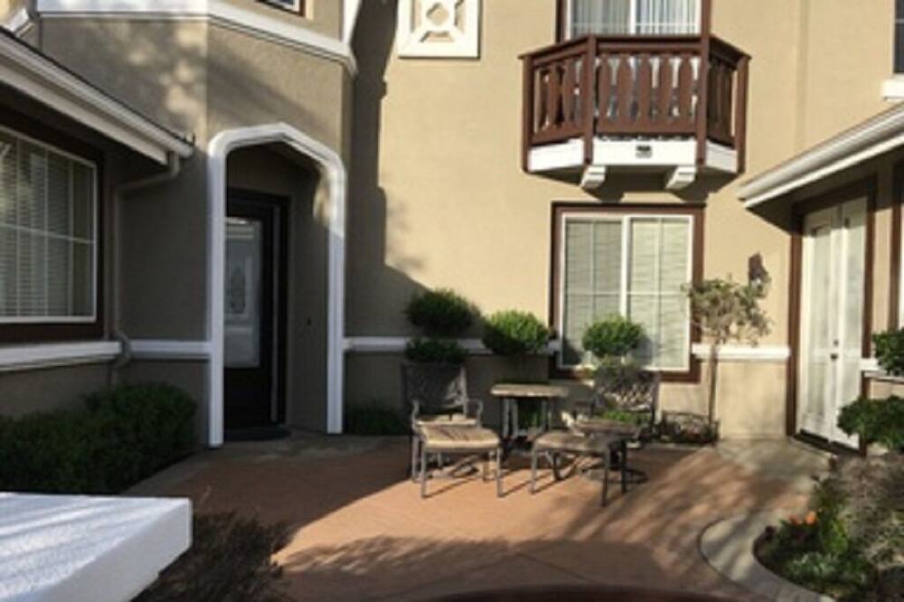 Photo of Patio Balcony in Sunland-Tujunga
