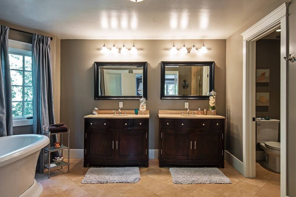 Photo of Bathroom in Altadena