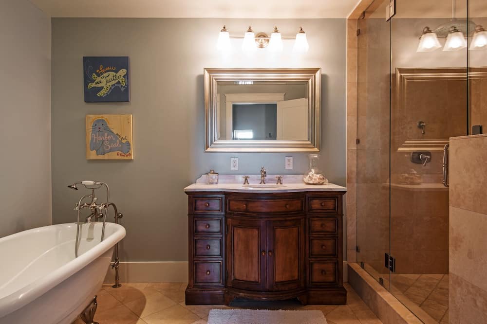 Photo of Bathroom in Altadena