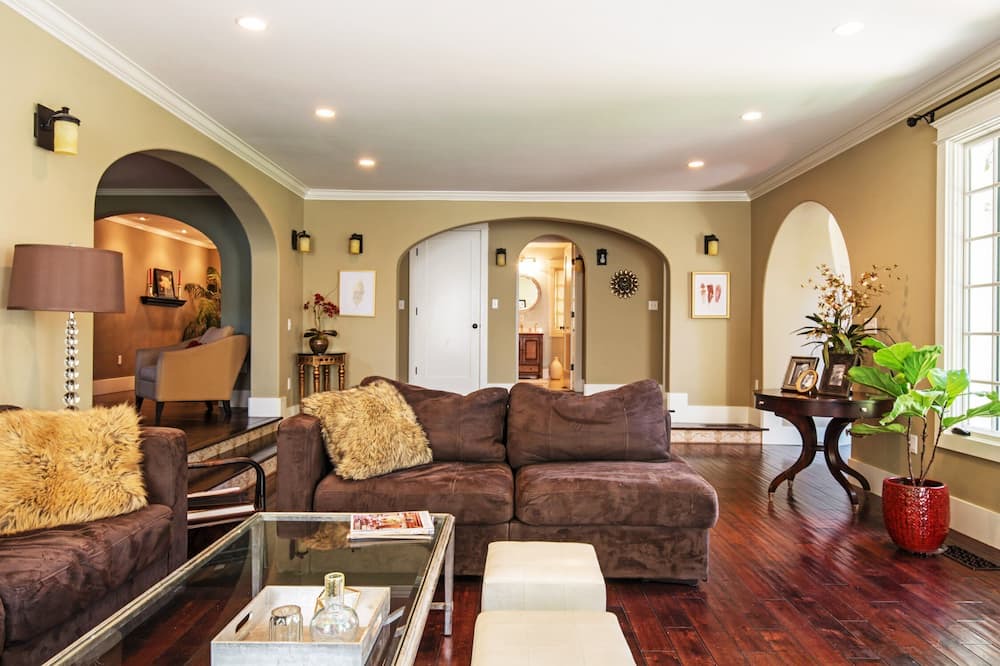 Photo of Livingroom in Altadena