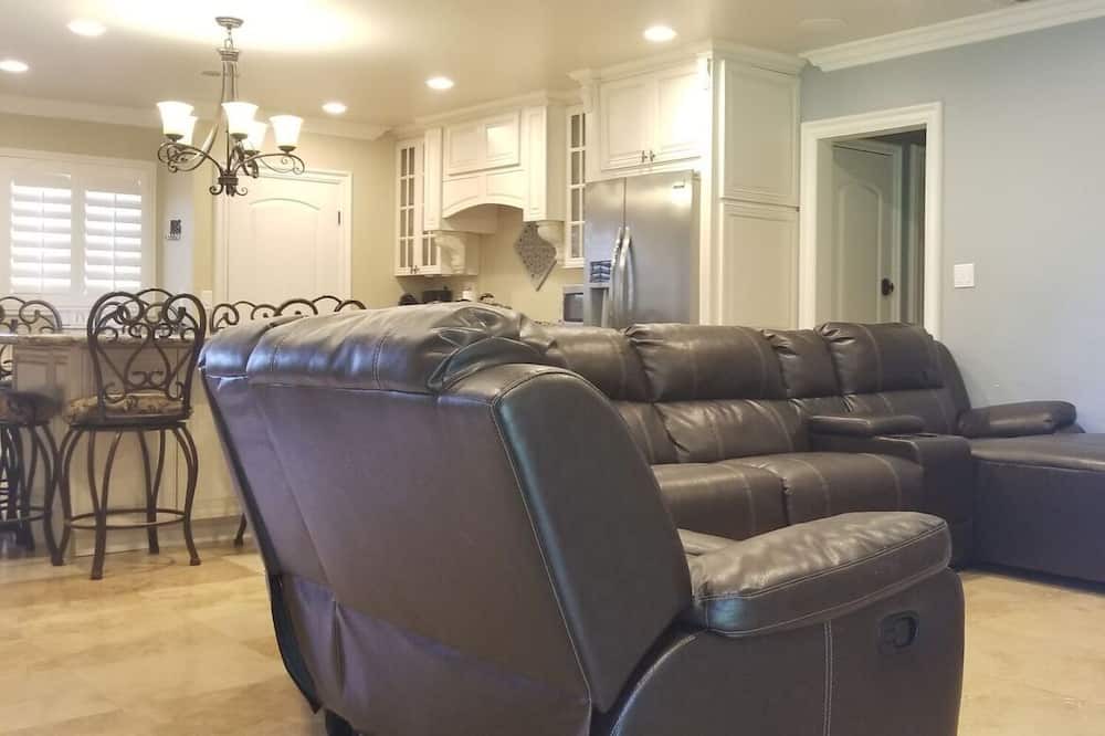 Photo of Livingroom in Northwest Anaheim