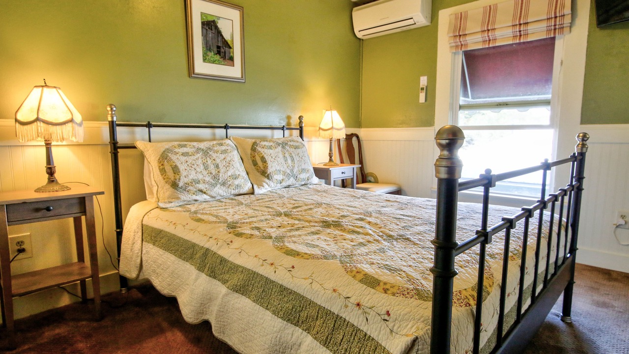 Photo of Bedroom in Groveland