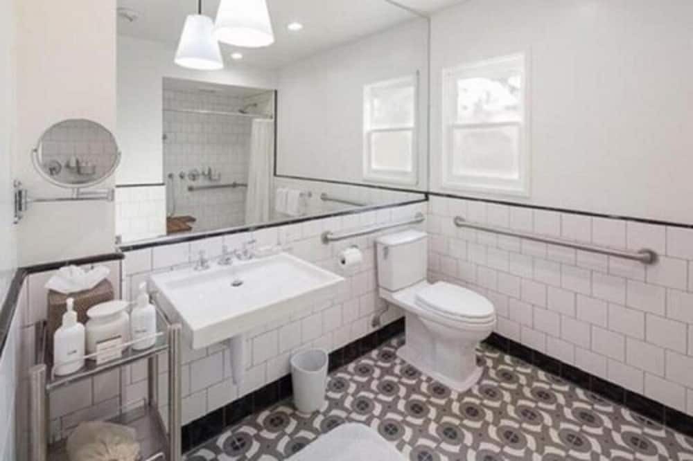 Photo of Bathroom in Golden Rectangle