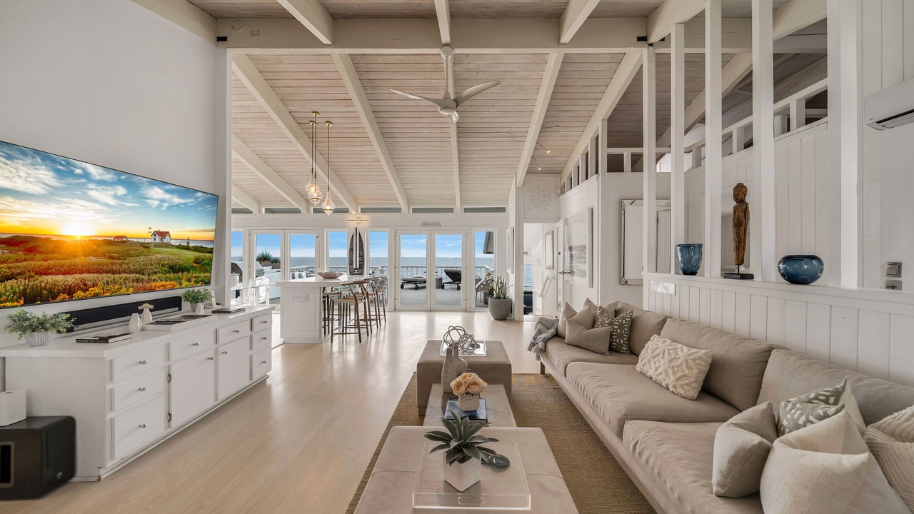 Photo of Livingroom in Eastern Malibu