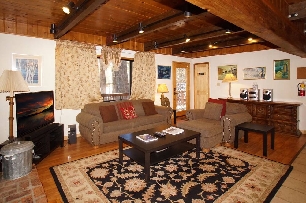 Photo of Livingroom in Summit Estates
