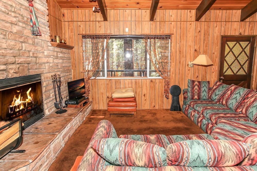 Photo of Livingroom in Summit Estates