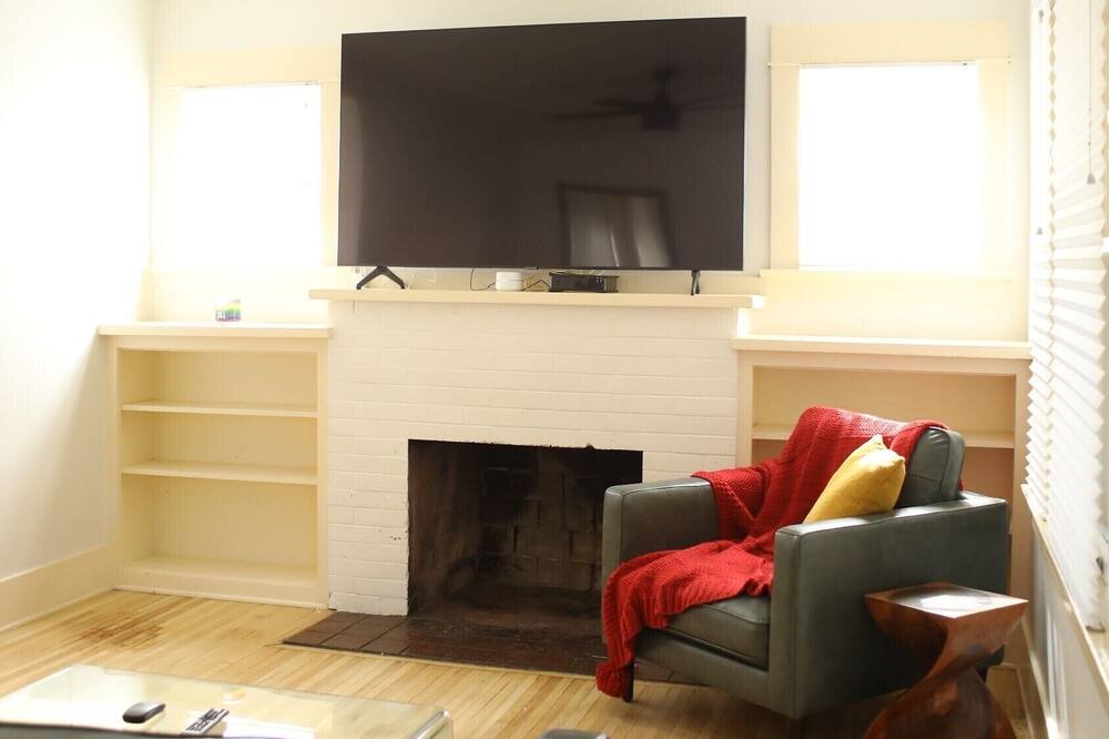 Photo of Livingroom in Mid Central