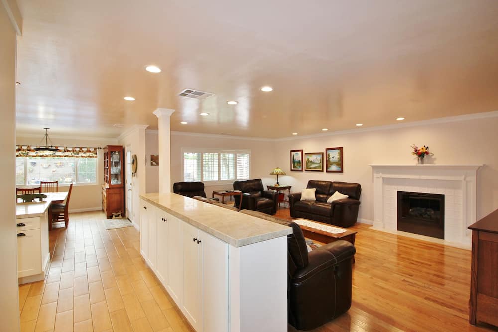 Photo of Bedroom in Fountain Valley