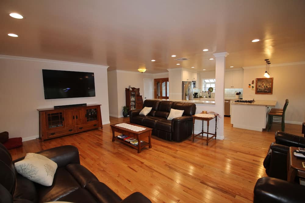 Photo of Livingroom in Fountain Valley