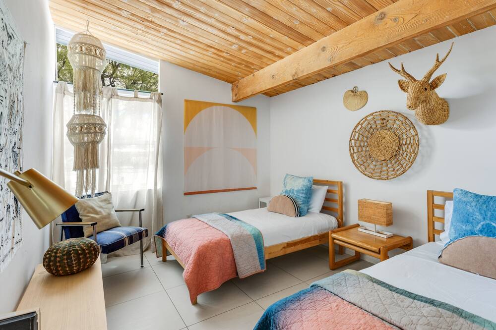 Photo of Bedroom in Racquet Club Estates