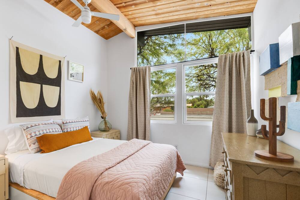 Photo of Bedroom in Racquet Club Estates