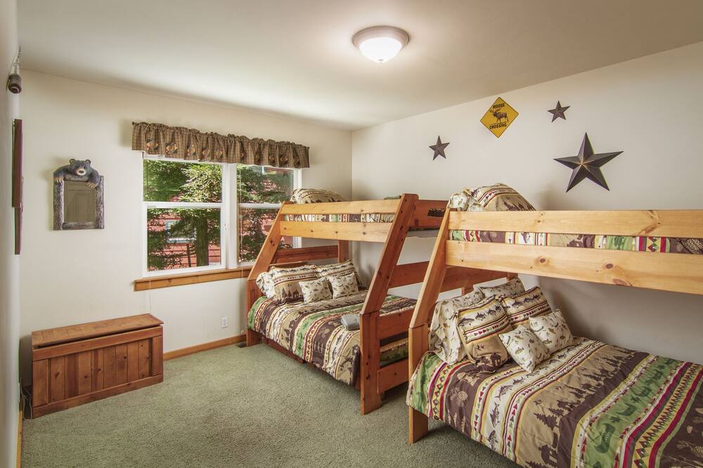 Photo of Bedroom in Lake Arrowhead