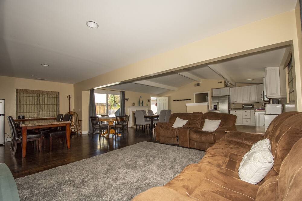 Photo of Livingroom in College West