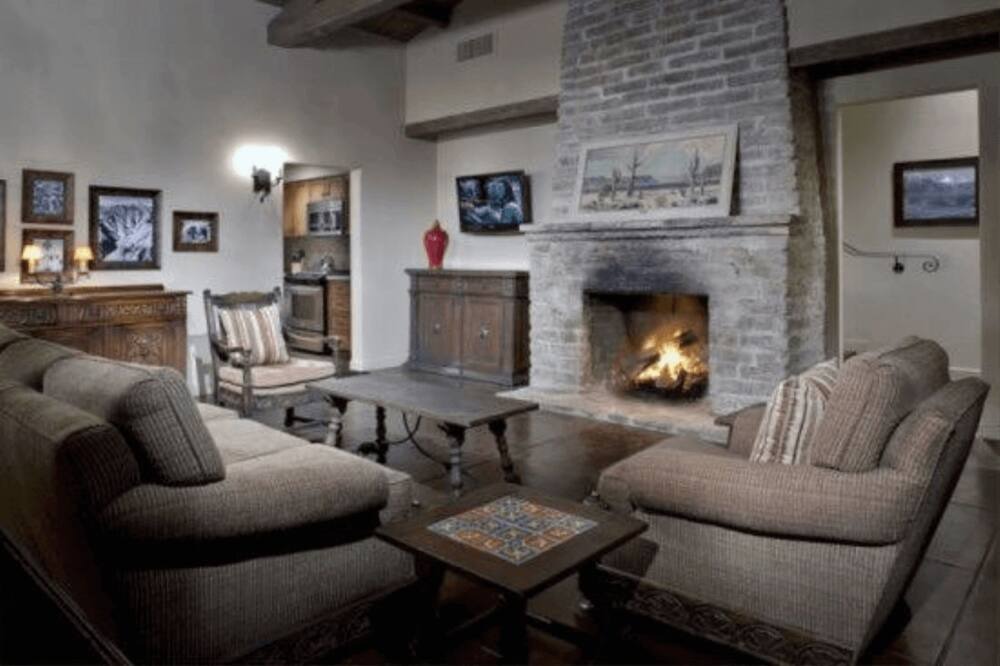 Photo of Livingroom in Historic Tennis Club