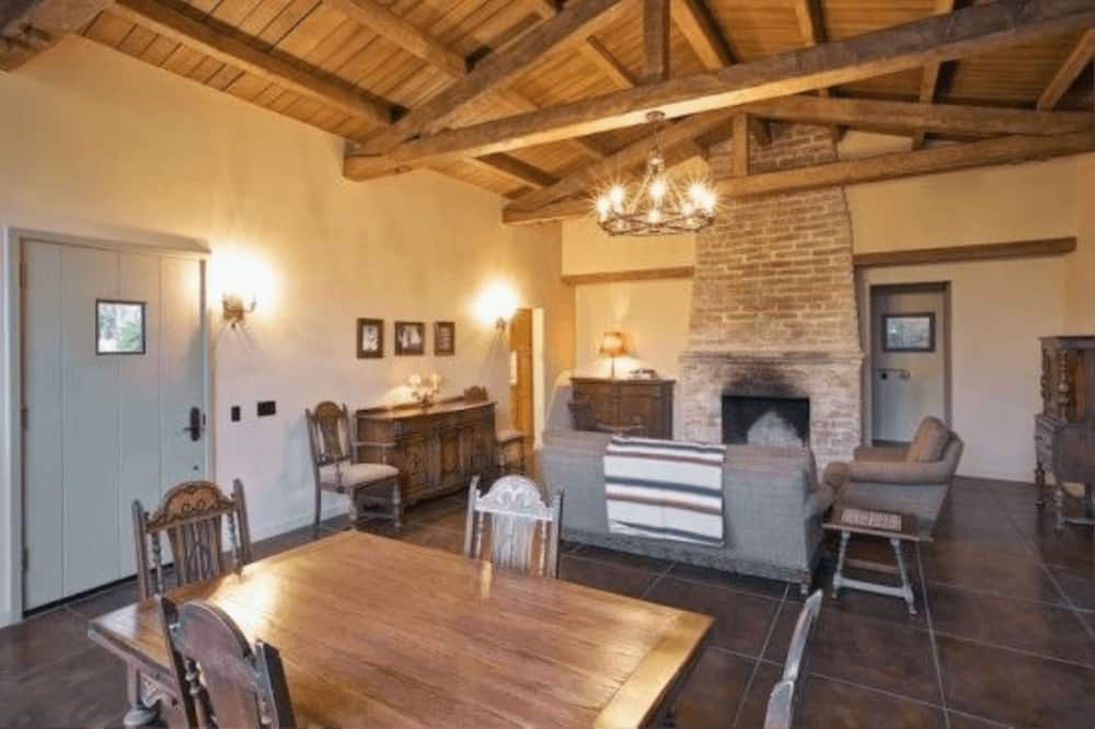 Photo of Livingroom in Historic Tennis Club