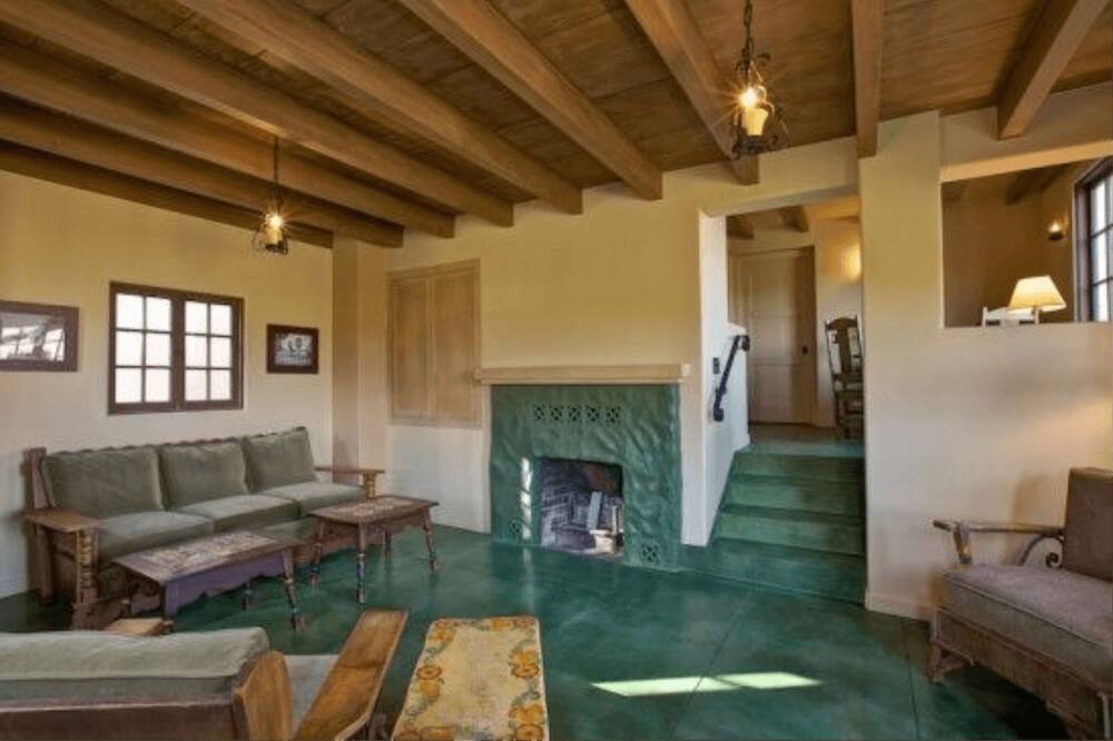Photo of Livingroom in Historic Tennis Club