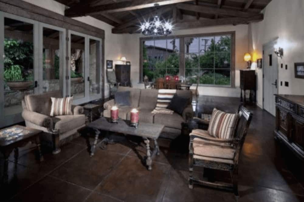 Photo of Patio Balcony in Historic Tennis Club