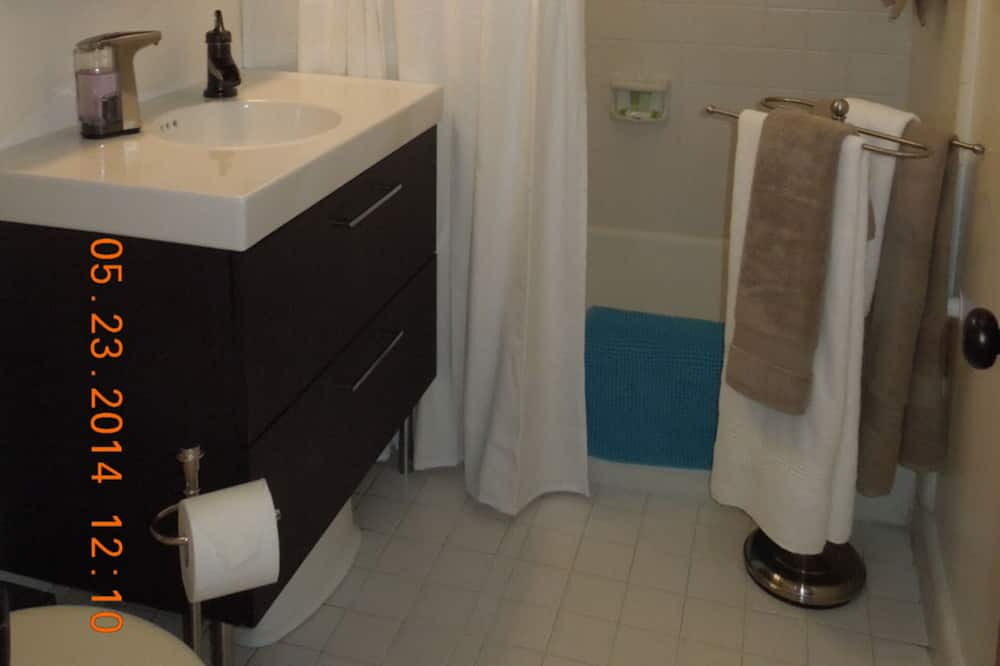 Photo of Bathroom in Beachwood Canyon