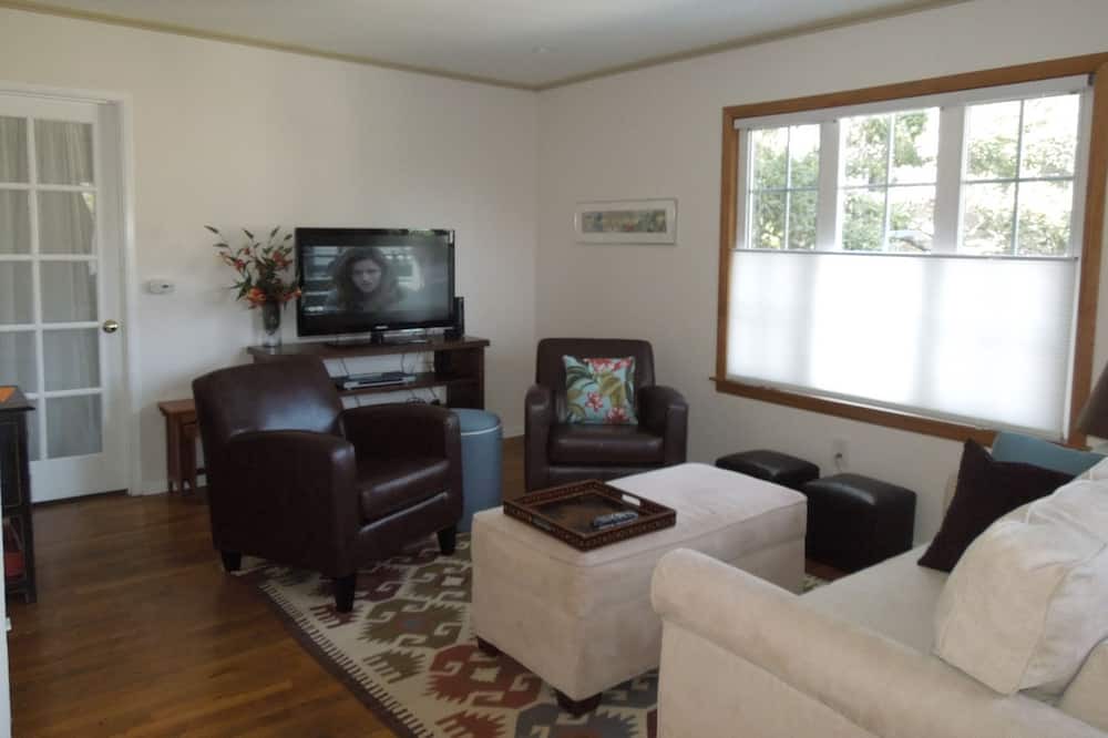 Photo of Livingroom in Beachwood Canyon