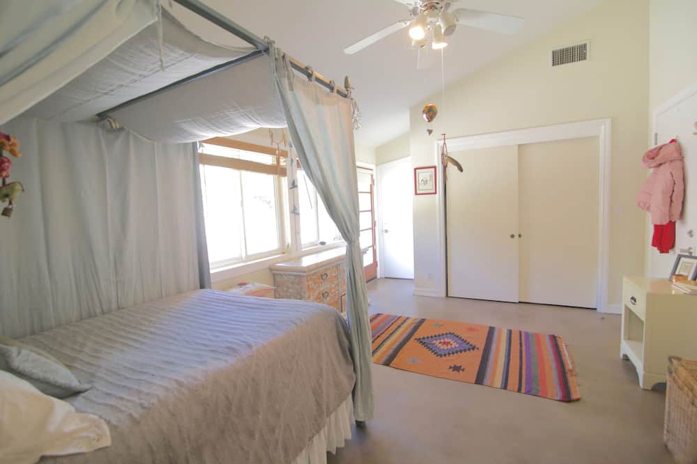 Photo of Bedroom in Old Topanga