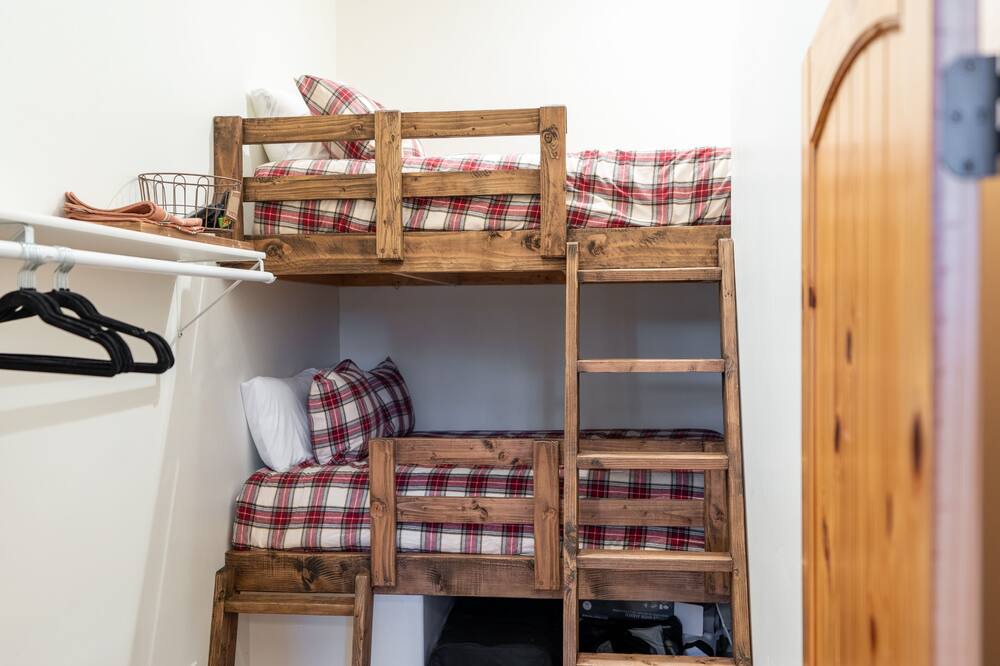 Photo of Bedroom in Evergreen Estates